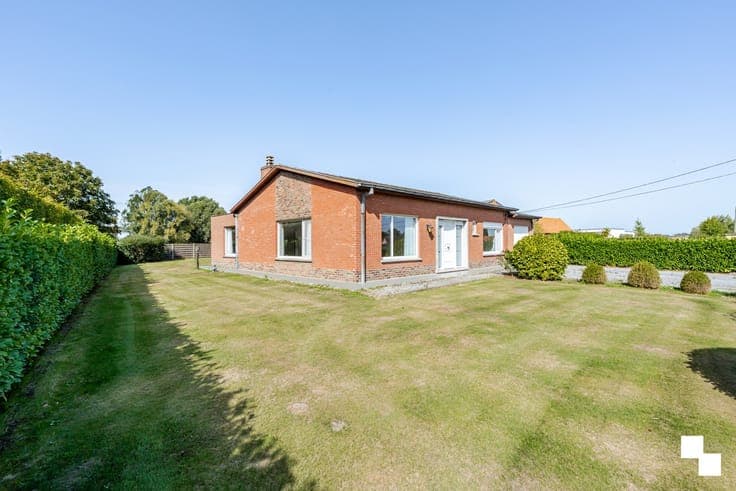 Te renoveren alleenstaande woning in het groen - Roeselare