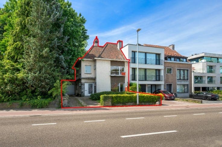 Stadsrand, op te frissen HOB met grote zuidgerichte tuin.