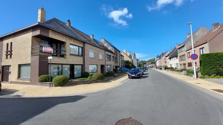 Ruime half open bebouwing met 3 slaapkamers, garage en 3 ...