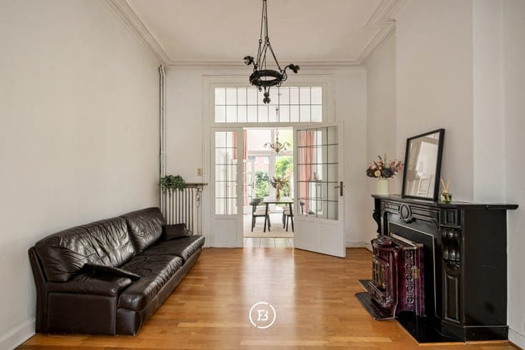 Authentic city house with frontal view of the South Park.