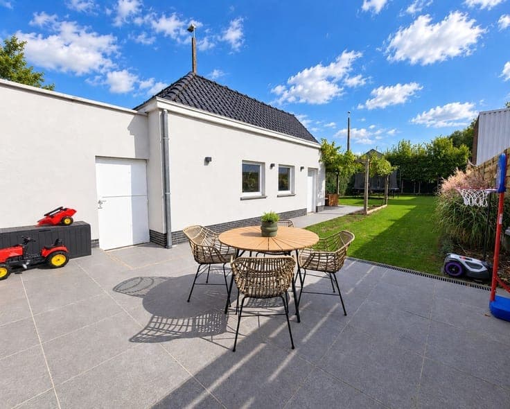 Gerenoveerde woning met garage en zonnige tuin in landeli...