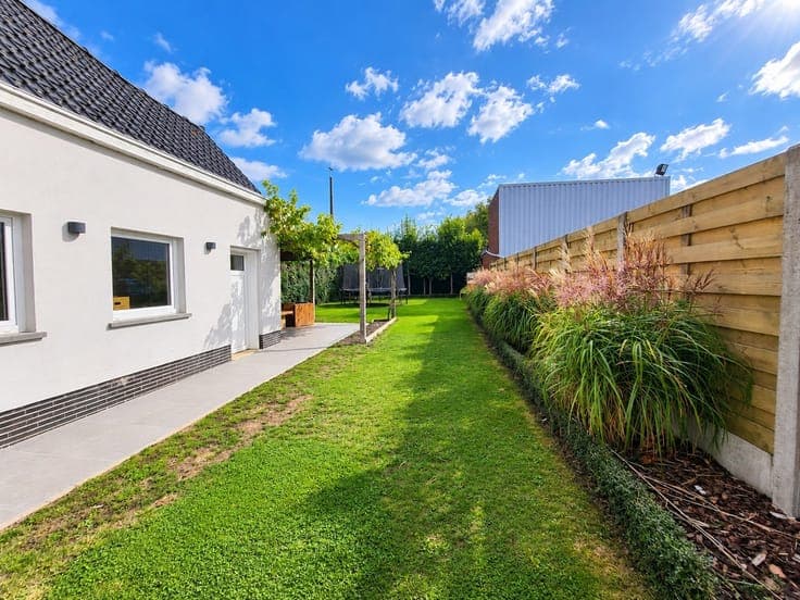 Gerenoveerde woning met garage en zonnige tuin in landeli...