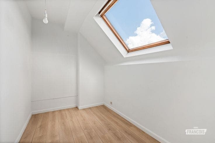 Opbrengsteigendom met 3 appartementen te koop in Oostende