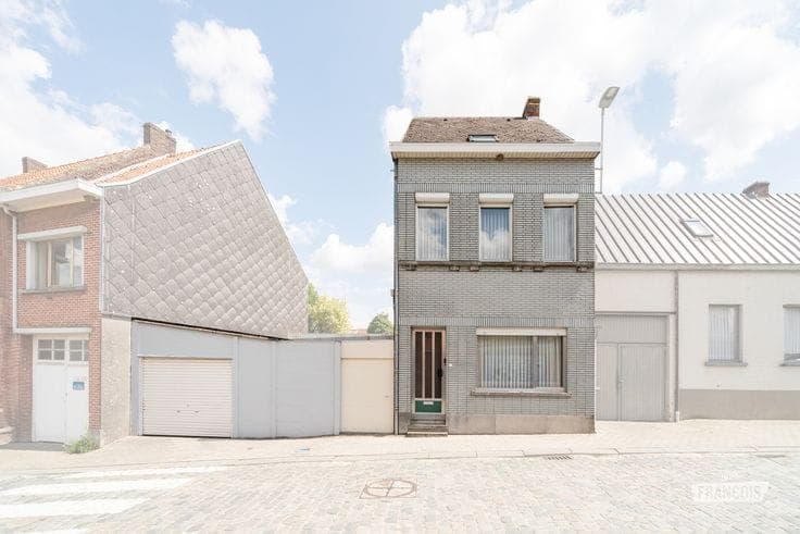 Family home to renovate in the heart of rural Sint-Goriks-O…