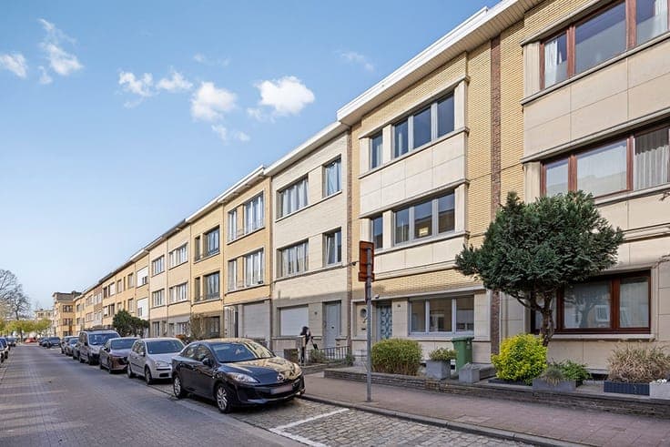 Move-in-ready townhouse with great potential