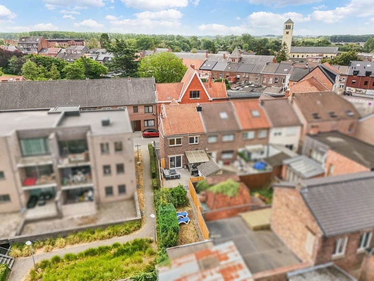 CHARMANTE EN INSTAPKLARE HALFOPEN BEBOUWING MET GEZELLIGE...