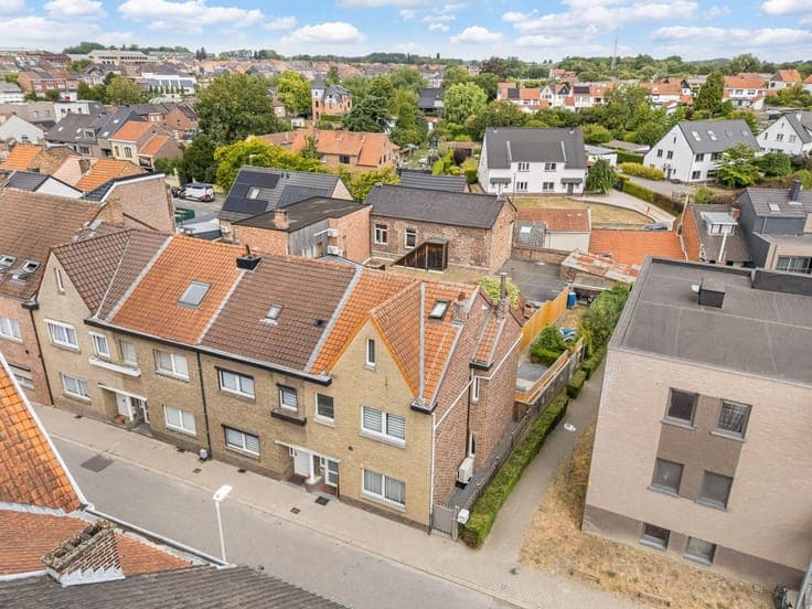 CHARMANTE EN INSTAPKLARE HALFOPEN BEBOUWING MET GEZELLIGE...