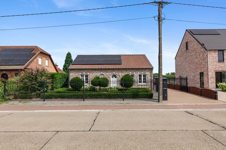 CHARMANTE GELIJKVLOERSE WONING MET 2 GARAGES OP EEN KNAP ...