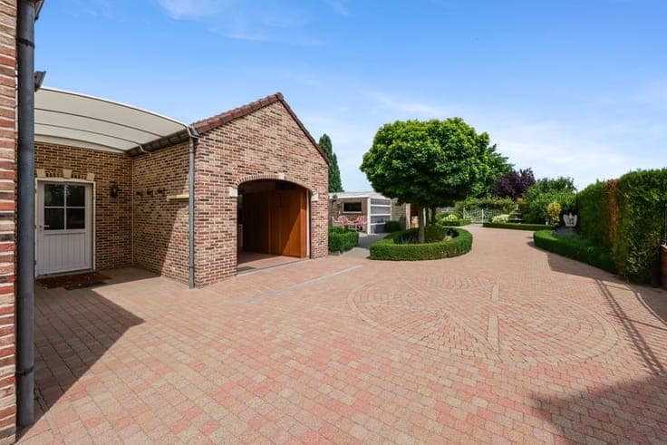 CHARMANTE GELIJKVLOERSE WONING MET 2 GARAGES OP EEN KNAP ...