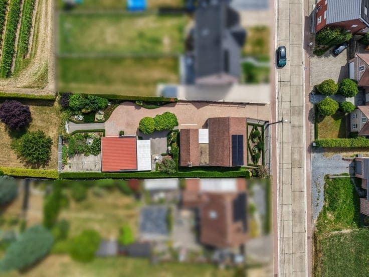 CHARMANTE GELIJKVLOERSE WONING MET 2 GARAGES OP EEN KNAP ...