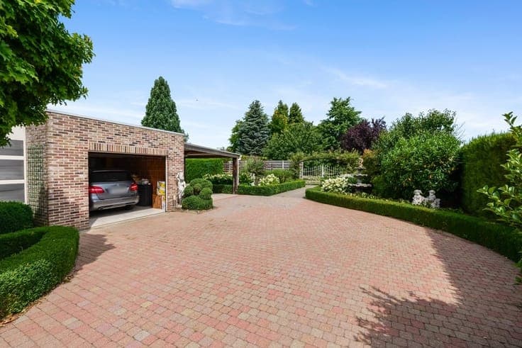CHARMANTE GELIJKVLOERSE WONING MET 2 GARAGES OP EEN KNAP ...