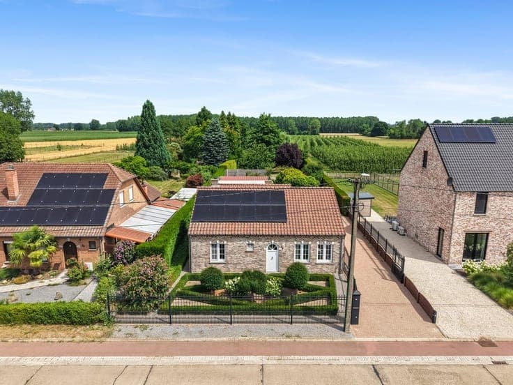 CHARMANTE GELIJKVLOERSE WONING MET 2 GARAGES OP EEN KNAP ...