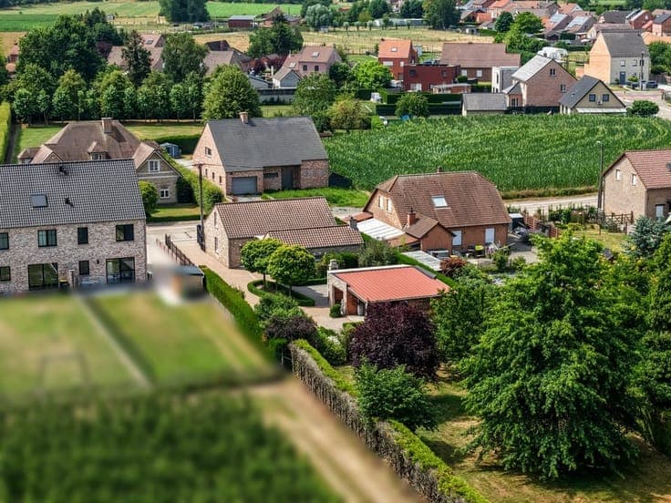 CHARMANTE GELIJKVLOERSE WONING MET 2 GARAGES OP EEN KNAP ...