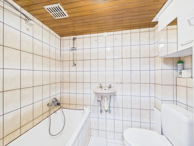 2-bedroom house in a quiet private lane