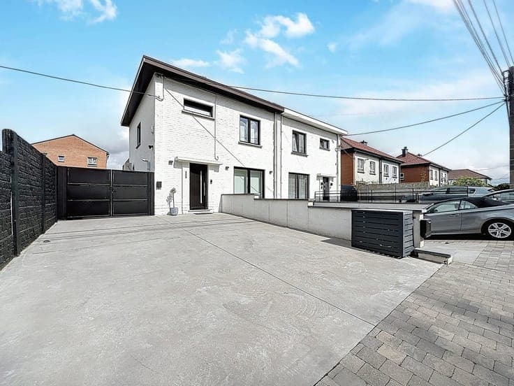 Maison unifamiliale complètement rénovée avec jardin