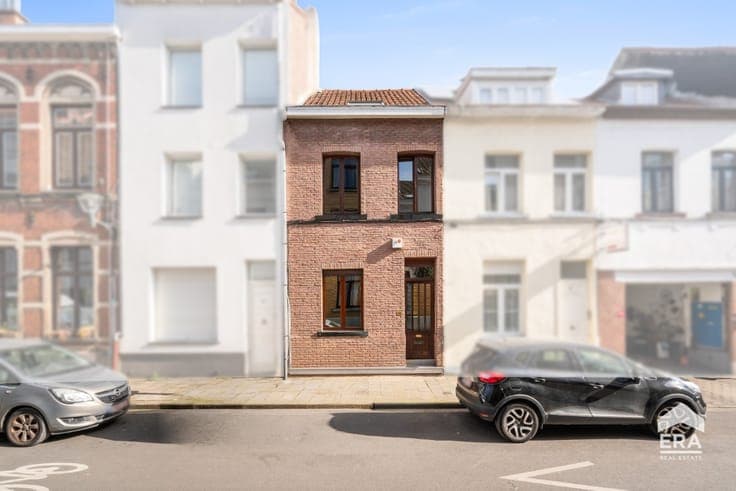 House to renovate in Jette with parking