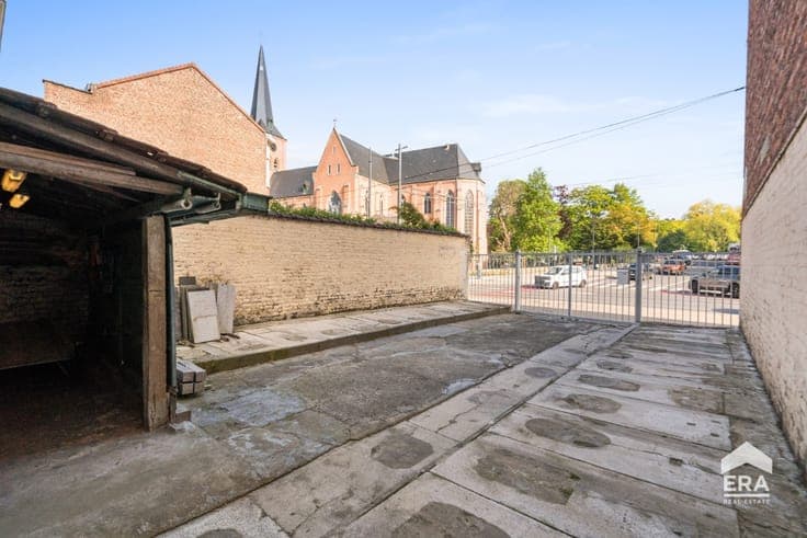 House to renovate in Jette with parking