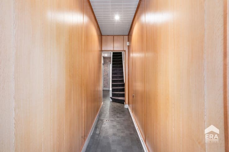 House to renovate in Jette with parking