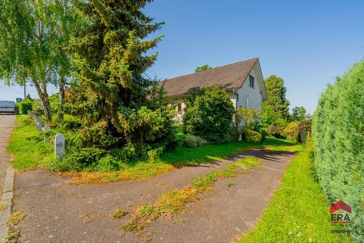 Detached house in need of renovation in Amay