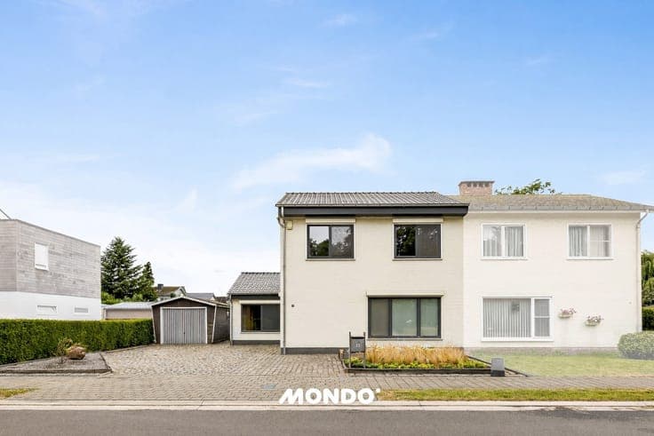 Semi-detached house in a prime location!