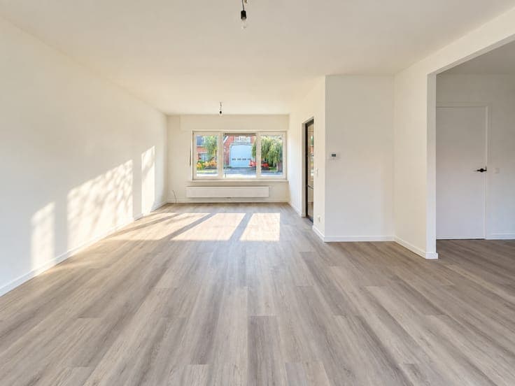 Te koop, gerenoveerde woning met garage en tuin in Mater ...