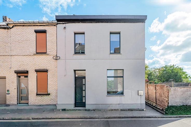 House for Sale in Immaculate Condition!
