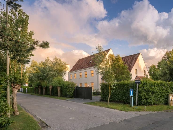 Unieke villa met buitenzwembad op een hoekperceel van 930...