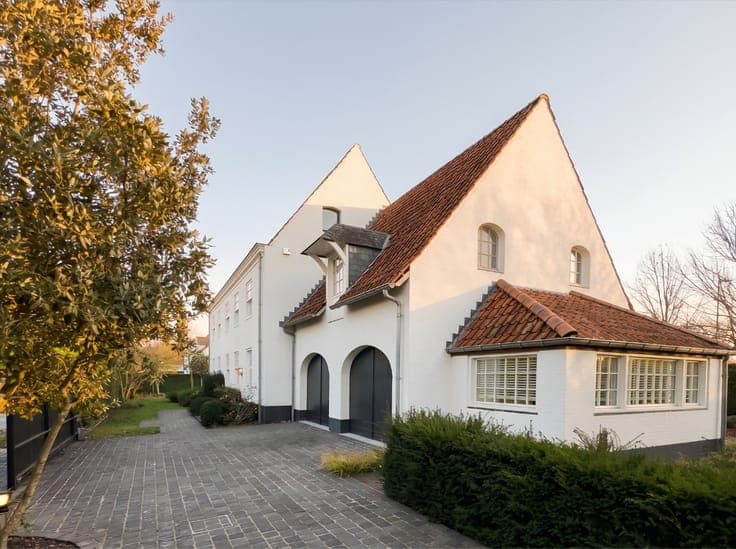Unieke villa met buitenzwembad op een hoekperceel van 930...