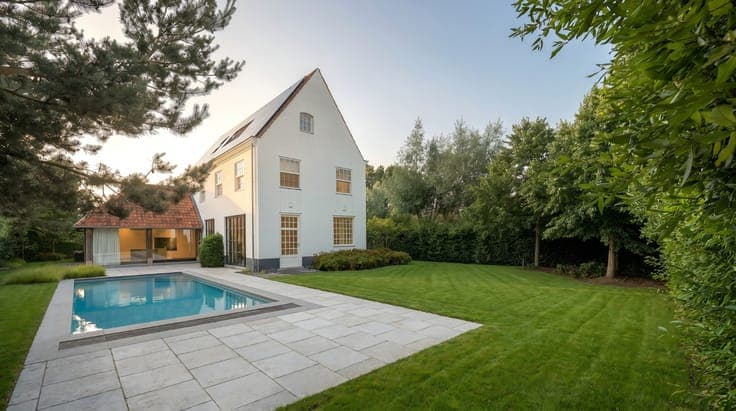 Unieke villa met buitenzwembad op een hoekperceel van 930...