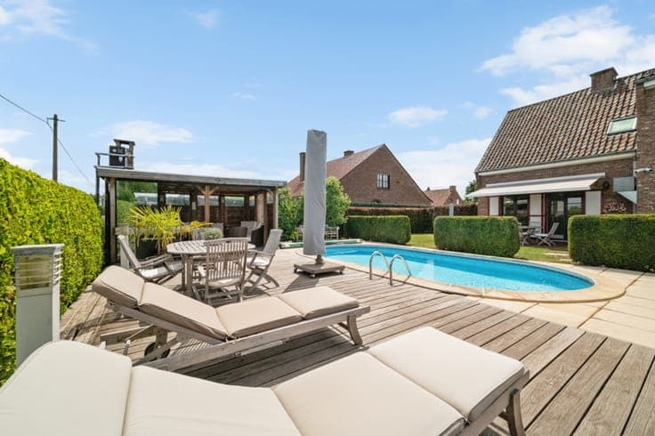 Family home with swimming pool for sale in Evergem