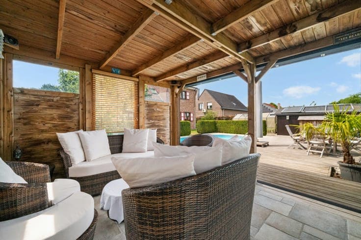 Family home with swimming pool for sale in Evergem
