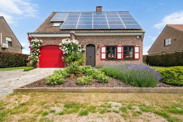 Family home with swimming pool for sale in Evergem