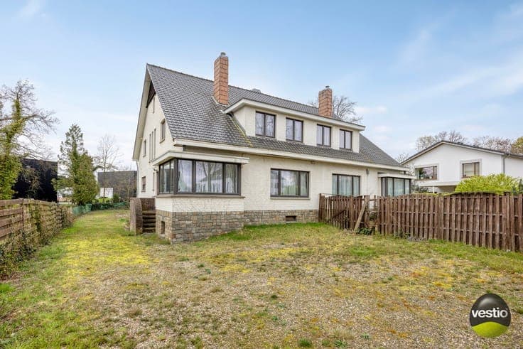 Ruime te renoveren woning met 3 slaapkamers op vlot berei...