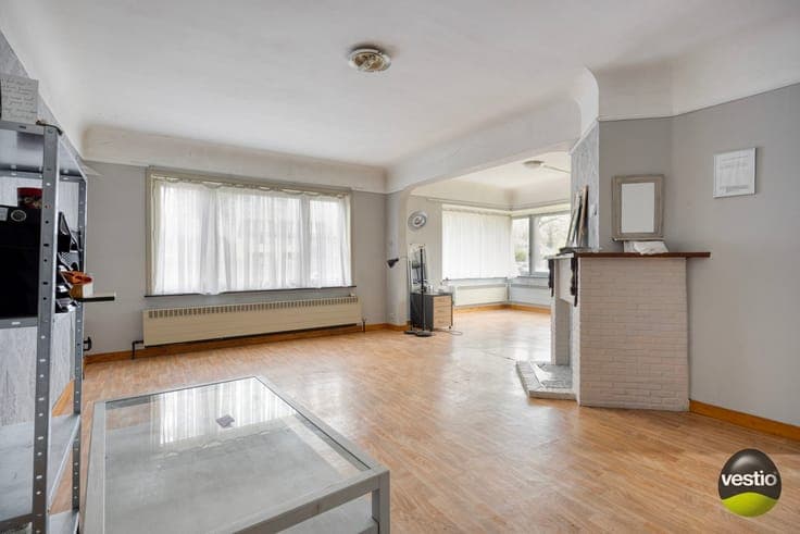 Ruime te renoveren woning met 3 slaapkamers op vlot berei...