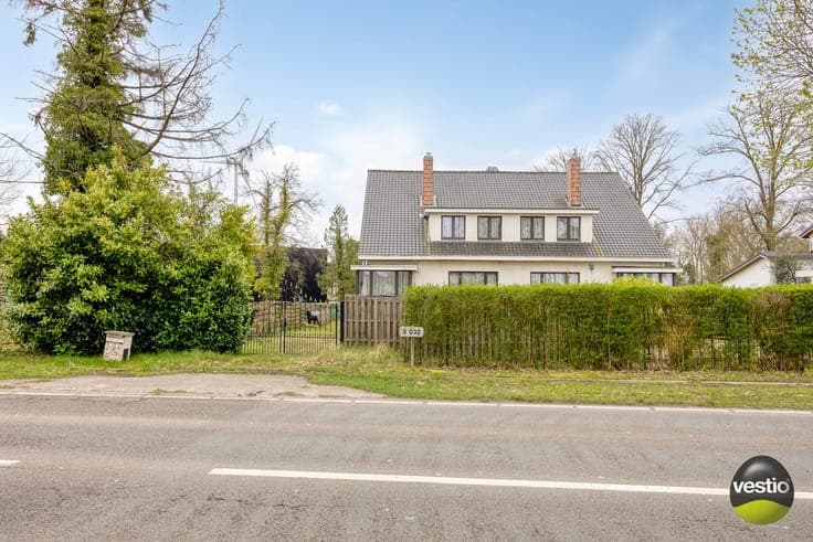 Ruime te renoveren woning met 3 slaapkamers op vlot berei...