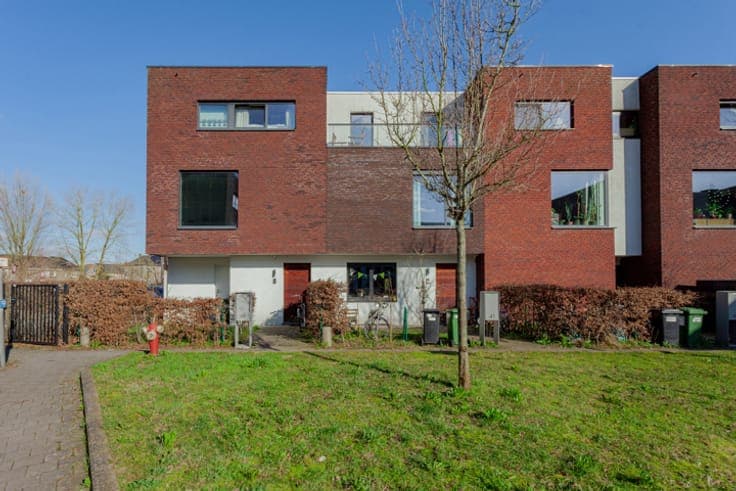 Recent home with garden, terrace and parking space