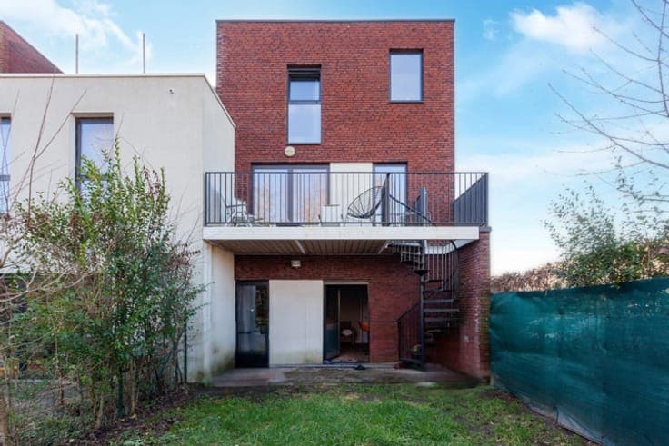 Recent home with garden, terrace and parking space