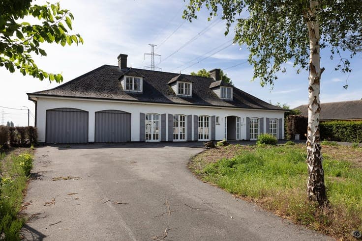 Te renoveren villa op perceel van 2.433 m².