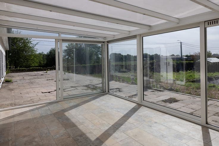 Te renoveren villa op perceel van 2.433 m².