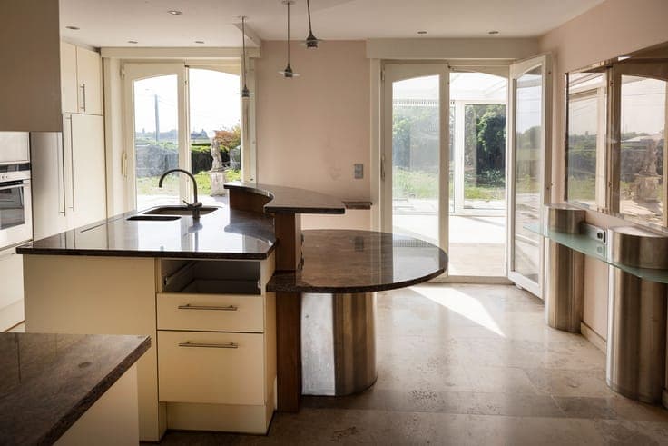 Te renoveren villa op perceel van 2.433 m².