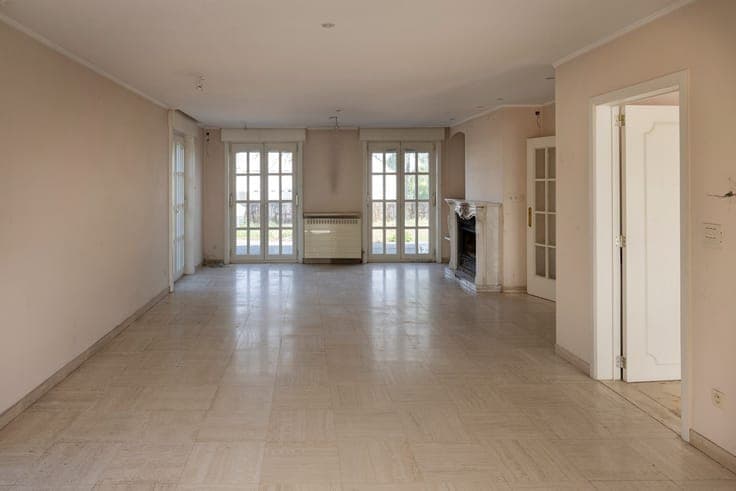 Te renoveren villa op perceel van 2.433 m².