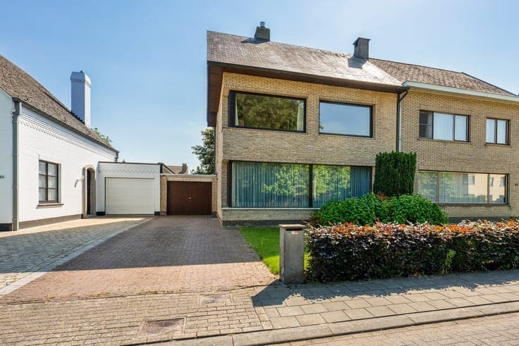Halfopen bebouwing met 4 à 5 slaapkamers op toplocatie te...