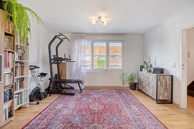 Spacious three-storey house with 4 bedrooms, 2 bathrooms, ga