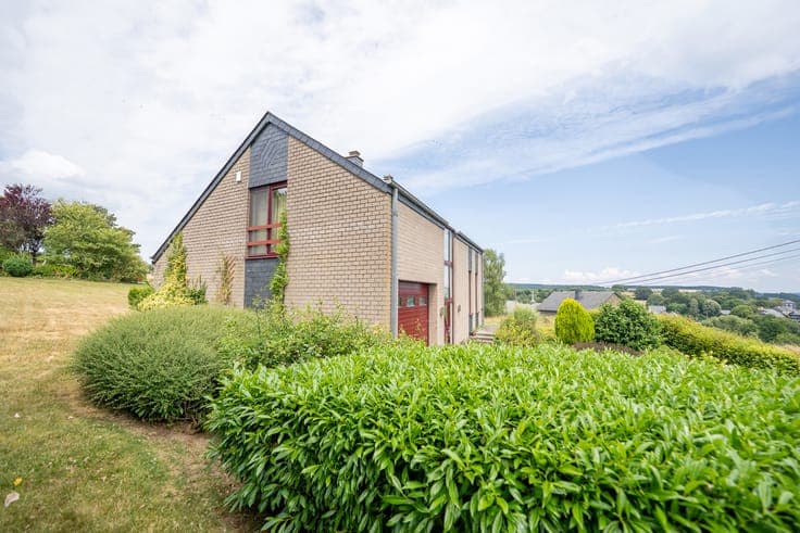 Nature, Space & Large Garage in Opont