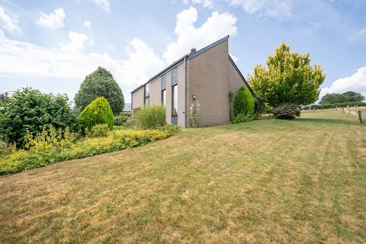 Nature, Space & Large Garage in Opont