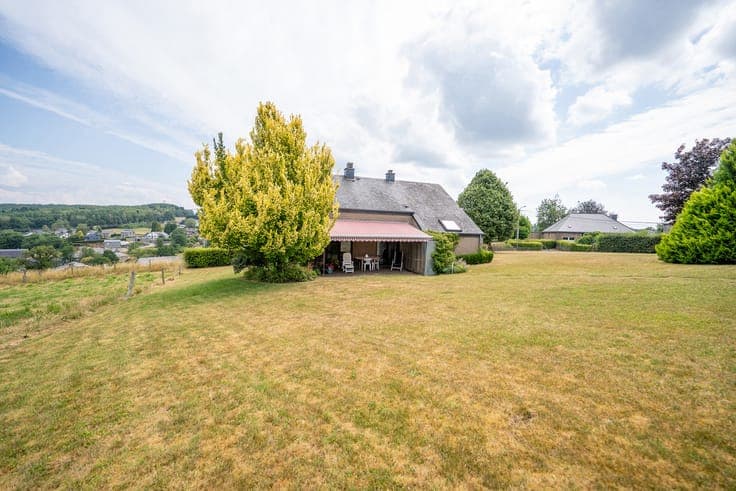 Nature, Space & Large Garage in Opont
