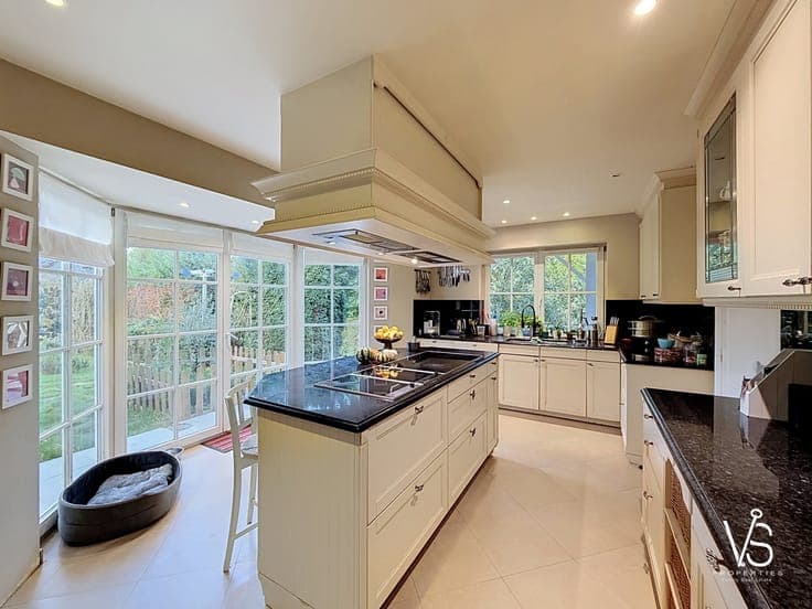 EXCEPTIONAL VILLA - BOIS DE MAI - 5 BEDROOMS - 46 ARES