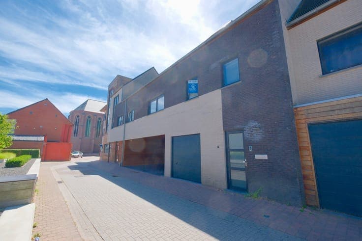 Recente bel-etage met 3 slpks, ruim terras en staanplaats