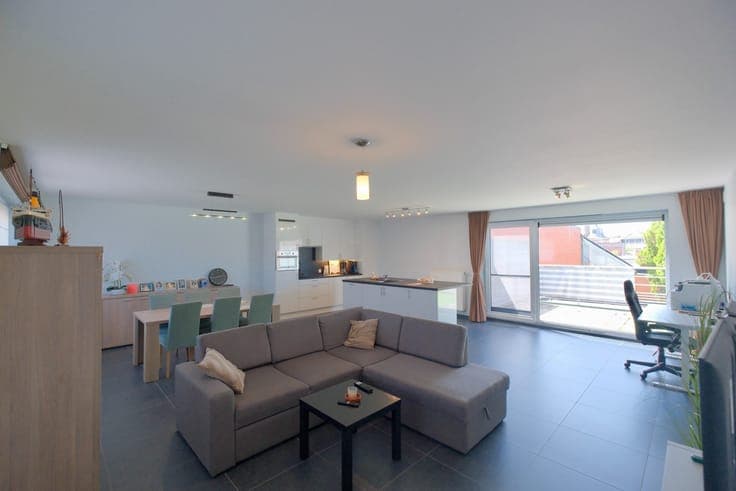 Recente bel-etage met 3 slpks, ruim terras en staanplaats