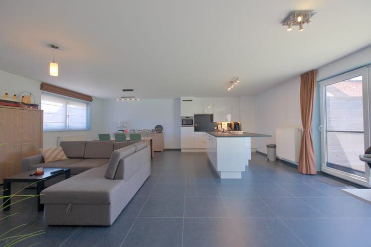 Recente bel-etage met 3 slpks, ruim terras en staanplaats